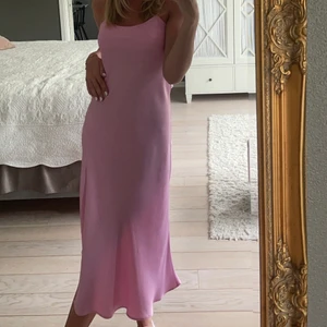Sommarklänning - Underbar satinklänning från Zara. Använd 2 till 3 gånger men i jättebra skick!🥰💕
