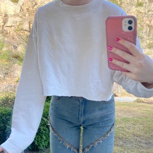 beige sweatshirt - köpt från bikbok, perfekt att bara slänga på sig. Står att det är storlek M men skulle säga S