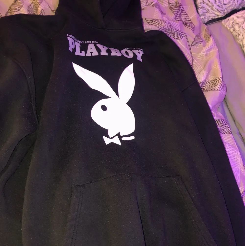 Jättesnygg Playboy ”klänning” men går att använda som hoodie om man viker upp den liksom😍 säljer då den är för liten :( . Tröjor & Koftor.