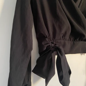 Supersöt blus  - Kommer tyvärr inte till användning längre. Supersnygg, svart topp. Använd fåtal gånger på fest