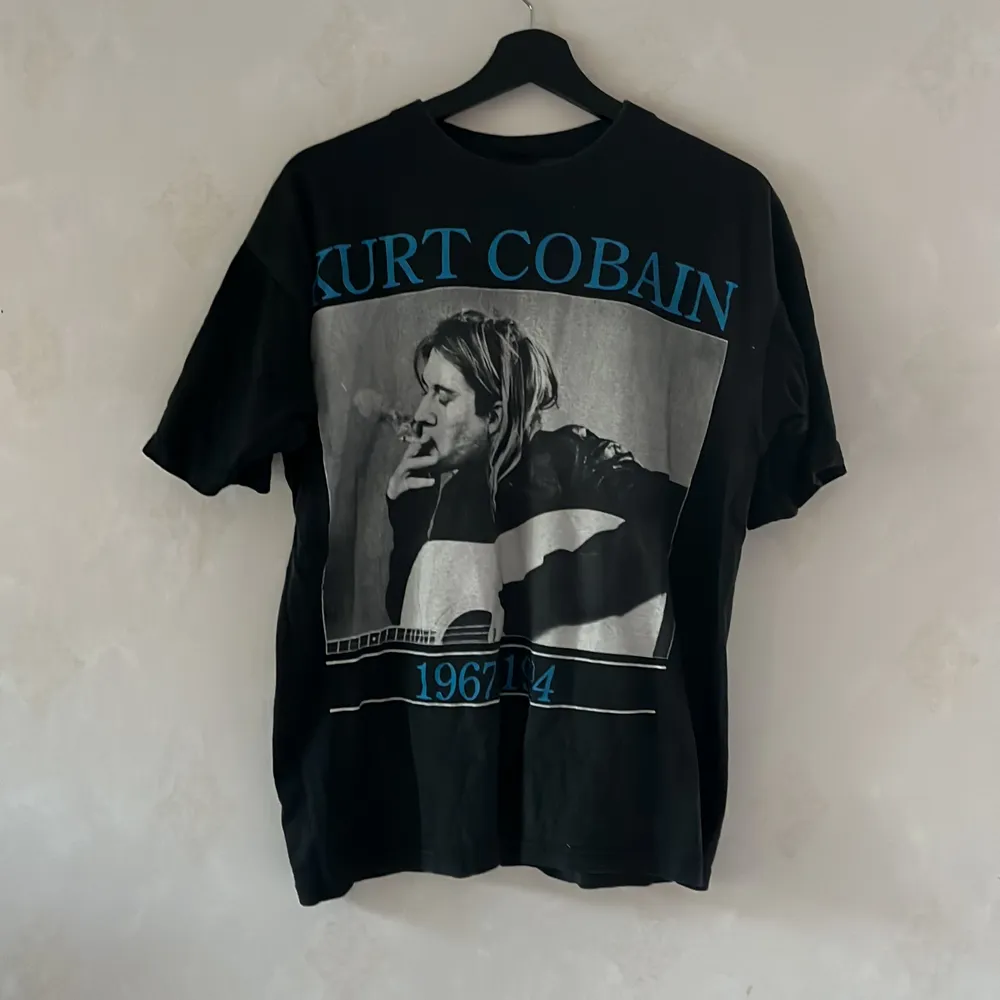 T-shirt med tryck. Kurt Cobain. Storlek XL. Frakt 51 spårbart. T-shirts.