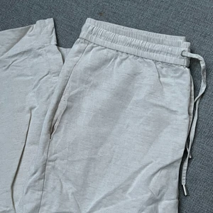 Linnebyxor  - Säljer ett par linnebyxor som jag köpte förra sommaren som nu tyvärr är försmå för mig, nypris 1000kr (behövs strykas)