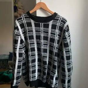 Hm stickad tröja strl M - Svartvit rutig stickad tröja från H&M i storlek M med oversized passform, lite knottrig annars bra skick.