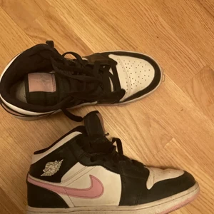 Jordan 1 mid artic pink - Säljer mina fina jordans då jag inte använder dom lika mycket längre, sitter väldigt bra på mig som brukar ha storlek 37🤩🤩🤩 köpte på Reestock för 2800kr. Pris kan diskuteras💕💕