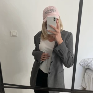 Oversized grå kavaj  - Säljer nu denna superfina gråa kavajen!! Obs är något ljusare i verkligheten . Högsta bud:250!