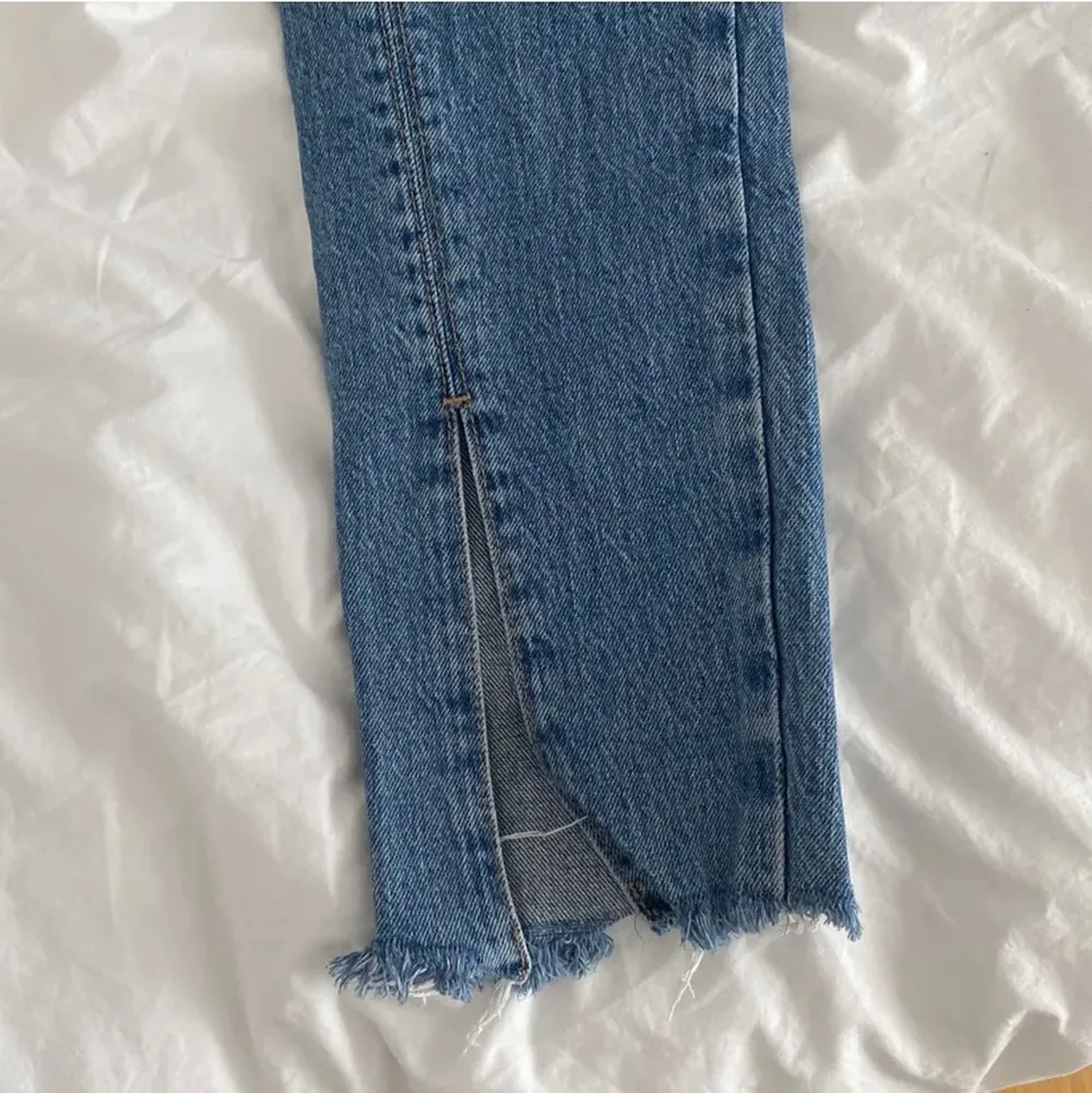 De snyggaste jeansen från Zara! Tyvärr för små för mig och måste därför sälja.. Blå färg med slits längst ned på benen. Väldigt enkla men så snygga på! Är endast prövade och därför som nya. Köparens står för frakt🤩😍. Jeans & Byxor.