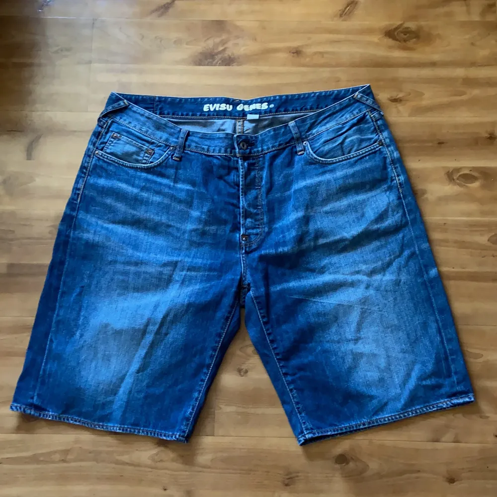 Intressekoll på dessa snygga evisu shorts. Buda i kommentarerna ifall du är sugen. Shorts.