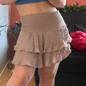 Volangkjol (nyskick) - Volangkjol i en jättehärlig gammalrosa färg i storlek small (aldrig använd) 🦋 hör av er vid minsta intresse eller fundering💕💕 spårbar frakt på 57kr tillkommer 📦