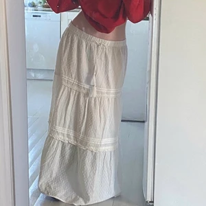 kjol⭐️ - Långkjol från Indiska som är väldigt eftertraktad💕 kan användas både hög och lågmidjad💫 såå fin på sommaren😻 säljer då jag köpte två olika storlekar! köpt för 400kr! Prislappen är kvar!!❣️ köp direkt för 400kr + frakt (MINA BILDER!)