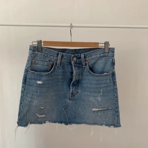 Levis kjol  - Levis kjol som är köpt här på plick i storlek W27. Säljer kjolen för 150kr 🫶🏽