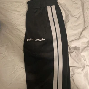 Palm Angels trackpants - Hejsan!, säljer nu mina Palm angels byxor som är strl M, endast 500 snabb affär!