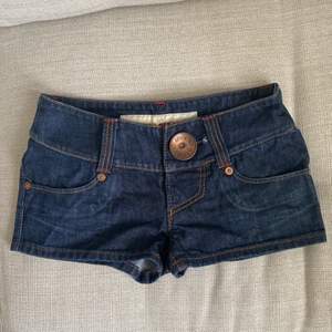 SÅ snygga jeansshorts från Miss Sixty 💕 Tyvärr för små för mig så kan inte visa hur de ser ut på :( Knappt använda💕 74cm runt höften och det står storlek 26💕 