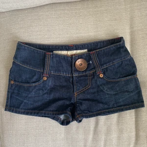 lågmidjade jeansshorts <3 - SÅ snygga jeansshorts från Miss Sixty 💕 Tyvärr för små för mig så kan inte visa hur de ser ut på :( Knappt använda💕 74cm runt höften och det står storlek 26💕 