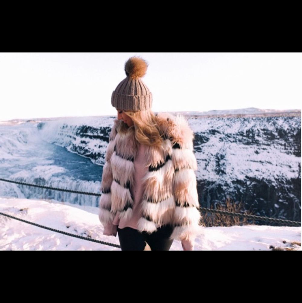 SLUTSÅLD faux fur jacka från IVYREVEL FÄRG: rosa, vit och svart Precis lika som på första bilden (lånad bild från Hanna fribergs blogg) Använd Max 3 ggr Strl: M #jacka #Ivyrevel. Jackor.