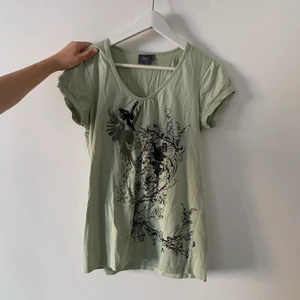 T-shirt  - Gullig ljusgrön T-shirt med häftigt tryck! Passar S-M. Jättebra skick!