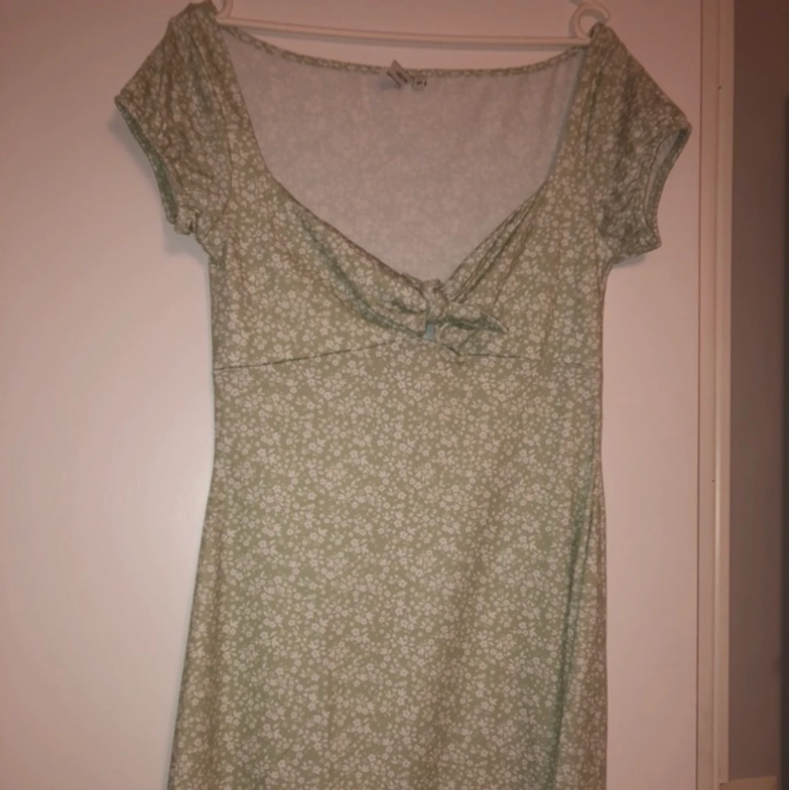 Grön blommig klänning