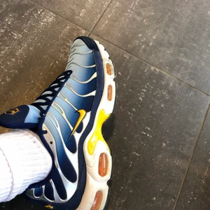 Air Max TN - Säljer mina air max TN sky blue plus lazer orange. Pågrund av att de inte kommer så mycket till användning längre. Box och kvitto ingår. Skriv för mer frågor eller bilder