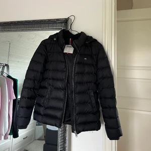 Vinter jacka från Tommy jeans - Köpt för 2500kr använder inte längre, säljer för 700 storlek M (har vanligt S)