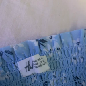 H&M - Säljer denna tjol för att den är inte riktigt min stil, storlek 134/140 men passar som xxs/xs/s! Den är från h&m och använd ca 4 gånger🤩 gratis frakt 📦 