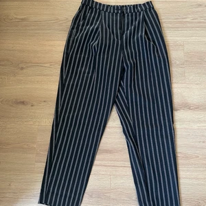 Byxor  - Randig kostymbyxa från monki i mjukt material och loose fit