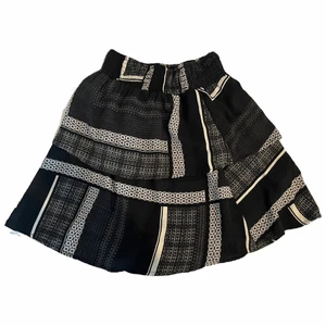 Volangkjol - Kort volangkjol i luftigt material och resår i midjan🖤