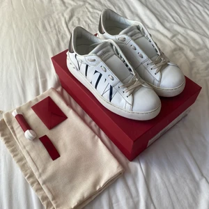 Valentinos - Snyggaste vårskorna!!! Valentino Open sneaker i storlek 36, med dustbag, box och extra snören💗 passar till allt