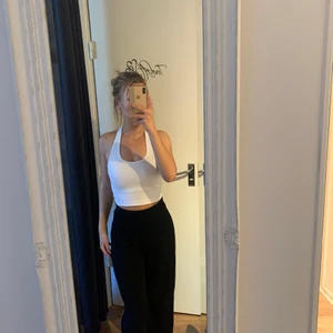 Kostym liknande byxor - Jätte sköna mjuka byxor som är i en kostym liknande form, dock inte kostym matrial utan lite mer åt det mjuka hållet! Sitter jätte fint på men kommer tyvärr inte till användning längre! 💓  Frakt tillkommer!