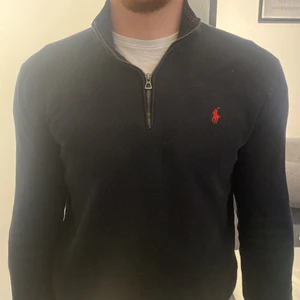 Ralph Lauren Zip Tröja - Så fin svart zip tröja från Ralph Lauren! 😍 Är köpt i herrstorlek L, men har tyvärr krympt i tvätten så den passar nog en M 💖 använd men i bra skick, inga defekter! Nypris: 1700kr