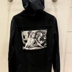 Limitato Hoodie - Limitato hoodie i storlek S, kostar 2800kr ny säljer för 900kr