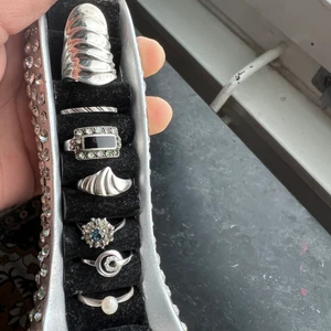Äkta silver halsband  - Alla ring är äkta silver storlek 16,5 - 16,8 . Ring 1: 150kr Ring 2 : 300kr Ring 3 : 80kr Ring 4,5,6,7 : 150kr Ring sist 100kr 16kr frakt