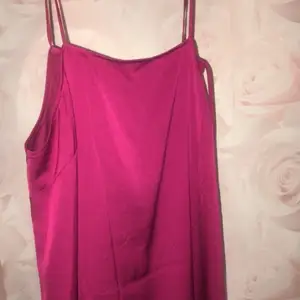 Jättefin kort röd satin liknande klänning med knytningar i bak. Använd en gång så fint skick! ❤️🌹