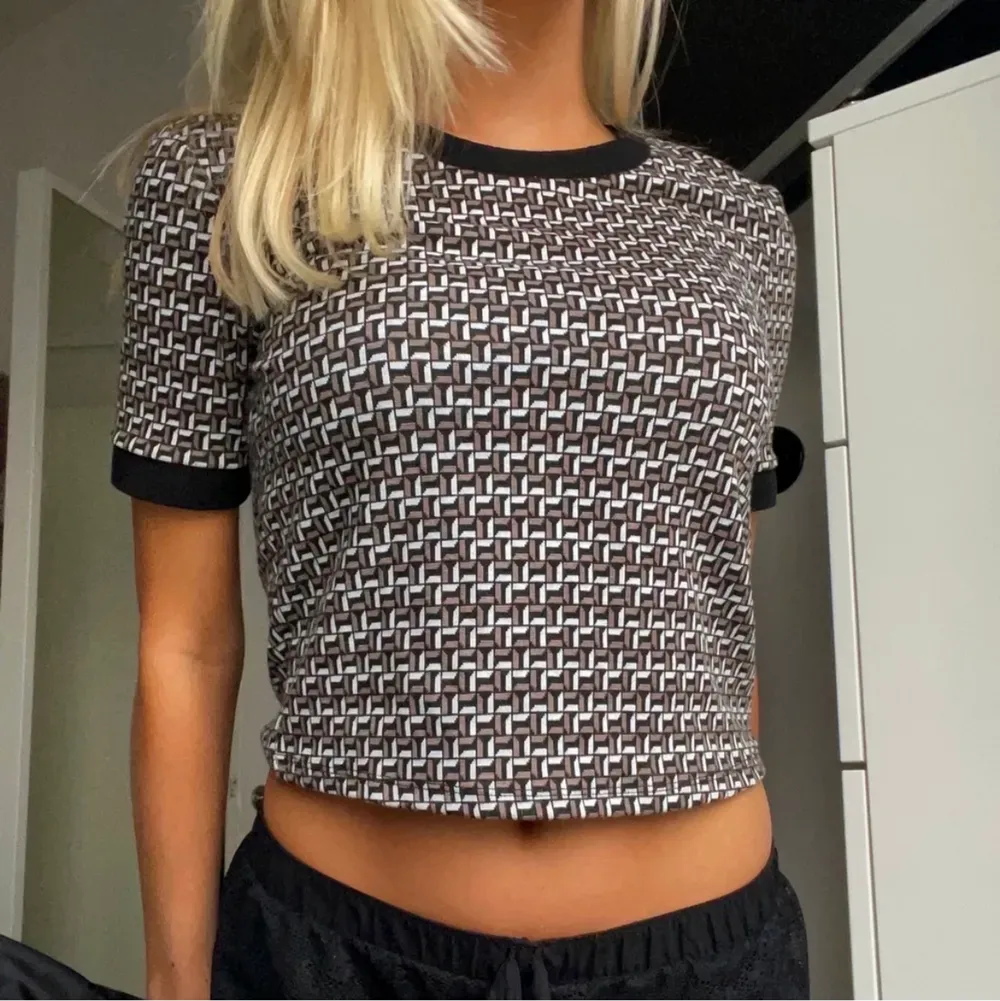Cool tröja från Zara i storlek S i nyskick, perfekt till sommaren! pris kan diskuteras! (Lånad bild) . T-shirts.