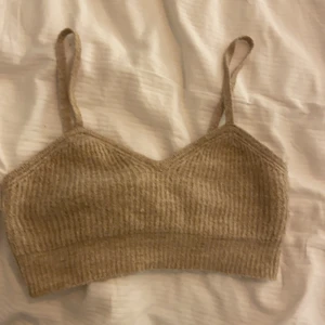 Topp - Säljer denna beiga topp från H&M andvänd fåtal ggr 💗 den sticks inte säljer för 80kr+frakt💗 