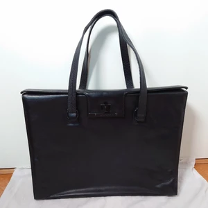 Större handväska - En äldre svensk-italiensk, lite större väska i portföljmodell med lila foder🌱