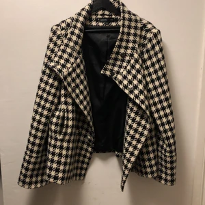 Svartvit jacka - Superfin jacka i perfekt skick från Ellos, använder bara inte längre och bättre att sälja. storlek L typ, den sitter superfint oversized på mig som är S/36 ❤️ Perfekt vårjacka!