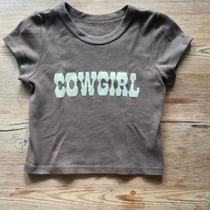 Brandy Melville cowgirl croptop - Superfin babytee från Brandy Melville. Köpt förra säsongen, sparsamt använd. Passar XS-S.  🦋💞skickad spårbart, samfraktar! Tveka inte på att höra av dig vid fler frågor!💞🦋