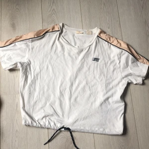Vit Levis tröja  - Vit Levis tröja som vi  beställde från Levis hemsida i somras förra året. Köpte för 700 och döljer för 299, mycket bra pris, Säljer då den tyvärr inte kommer till användning längre, har vart min favorittröja:) Storlek Xs