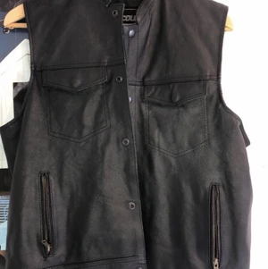 course läder vest  - säljer en course läder vest då jag rensar garderoben på plagg jag inte använder så ofta. cond 9/10 knappt sliten alls och väldigt fräsch. nypris är cirka 1000kr