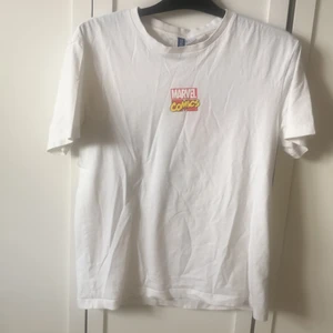 Spider-man T-shirt - En jättecool tshirt från H&M herravdelning. Så känns lite större i storleken. Använd några gånger. Inga defekter🥰