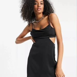 asos klänning - klänning från asos!! såååå fin och sitter jättebra på en. använd en gång och därför i nyskick. säljer då jag inte har något behov av den! köpt för 450kr, säljer för 100kr!