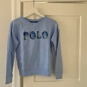 sweatshirt  - Ljusblå sweatshirt från Ralph Lauren. Storlek 12-14 men passar någon med storlek xs😌 Jag säljer den för 130kr!