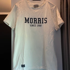 Morris t-shirt  - Vit t-shirt från morris med svart tryck, aldrig använd. Nypris ca 500kr. Hör av er vid frågor