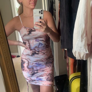 Skön sommarklänning  - Fin klänning som ej kommer till användning. Svalt och skönt material 