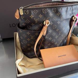 Hejsan. Säljer nu min Louis Vuitton väska då jag ej använder den.   Den är i fint skick, knappt använd.   Vid köp tillkommer allt som kom med vid köpet av väskan dvs box, dustbag och kvitto från Louis Vuitton butiken i Stockholm