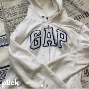 Gap hoodie  - Säljer denna då den inte används så mycket. På bild nr 2 är spegeln skitig å inte tröjan! Lägger ut den igen då budgivningen inte funkade som jag ville, först till kvarn 