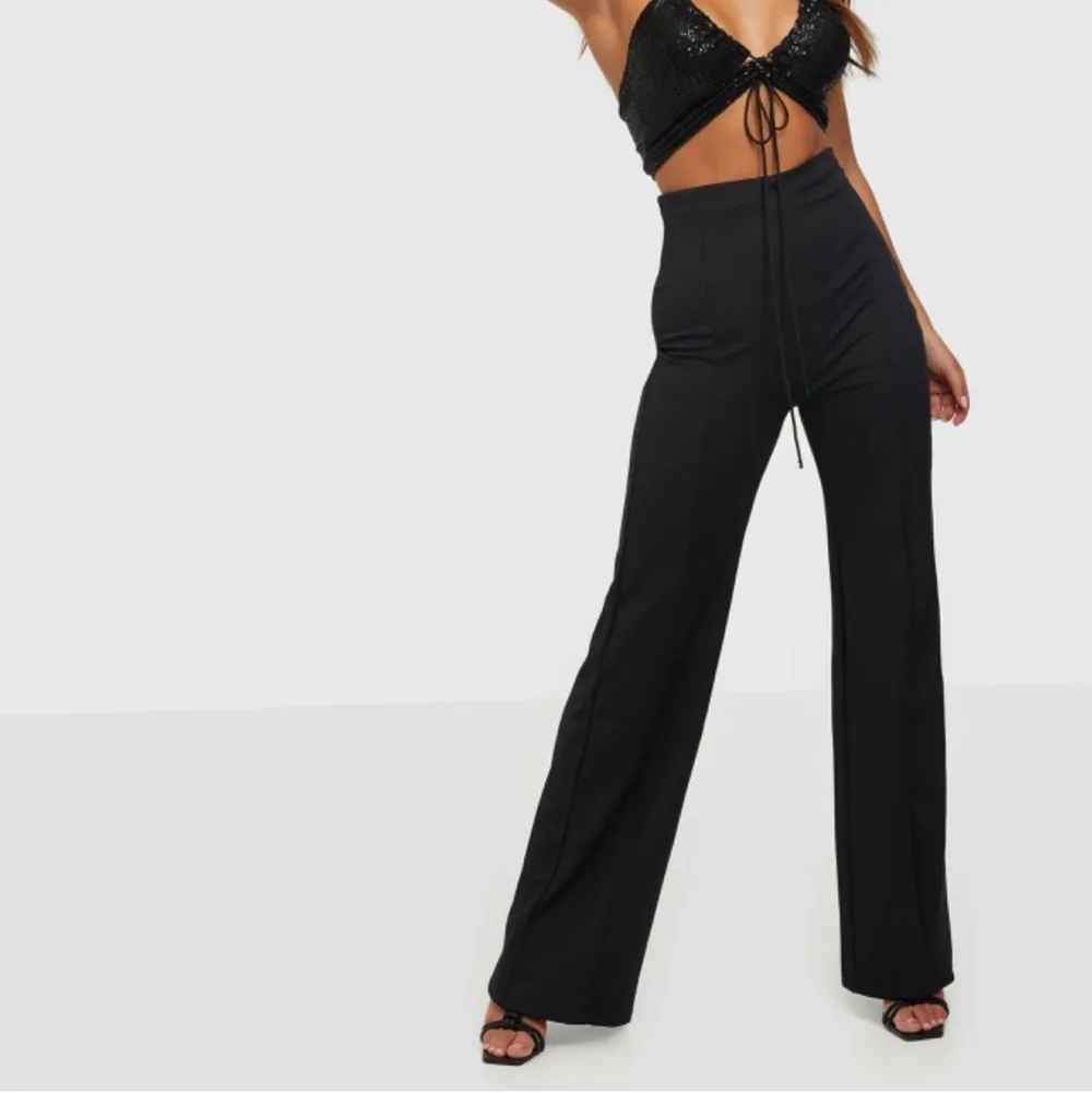 Jättesköna svarta byxor från Nelly, aldrig använda så lappen är kvar🥰  storlek XS! Lite tjockare material. Jeans & Byxor.