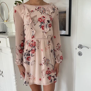 Blommig rosa klänning  - En vacker blommig klänning med öppen rygg samt dragkedja i sidan. Storleken är 38 och jag är 178cm lång 