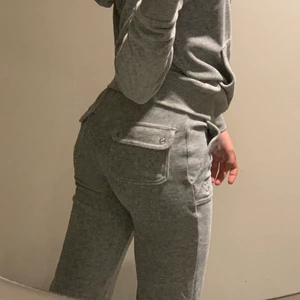 Juicy couture  - Säljer mina juicy byxor för vill ha en ny färg använt ca 3 gånger, lite långa på mig är köpt från juicy, byxorna xxs och tröjan s 