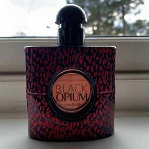 YSL parfym - Black opium parfym som jag fick i present i julas. Som ni ser på bilden är parfymen i stort sett oanvänd utom bortsett från ett par sprut. Säljer eftersom jag redan har en parfym! Köpare står för frakt.