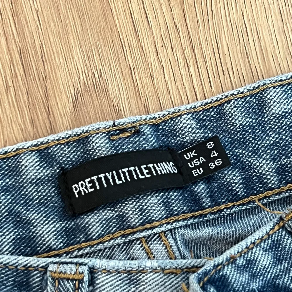 Köpta 2020 på PRETTYLITTLETHING. Använda 1 gång. Kan skicka bild med dom på :). Jeans & Byxor.
